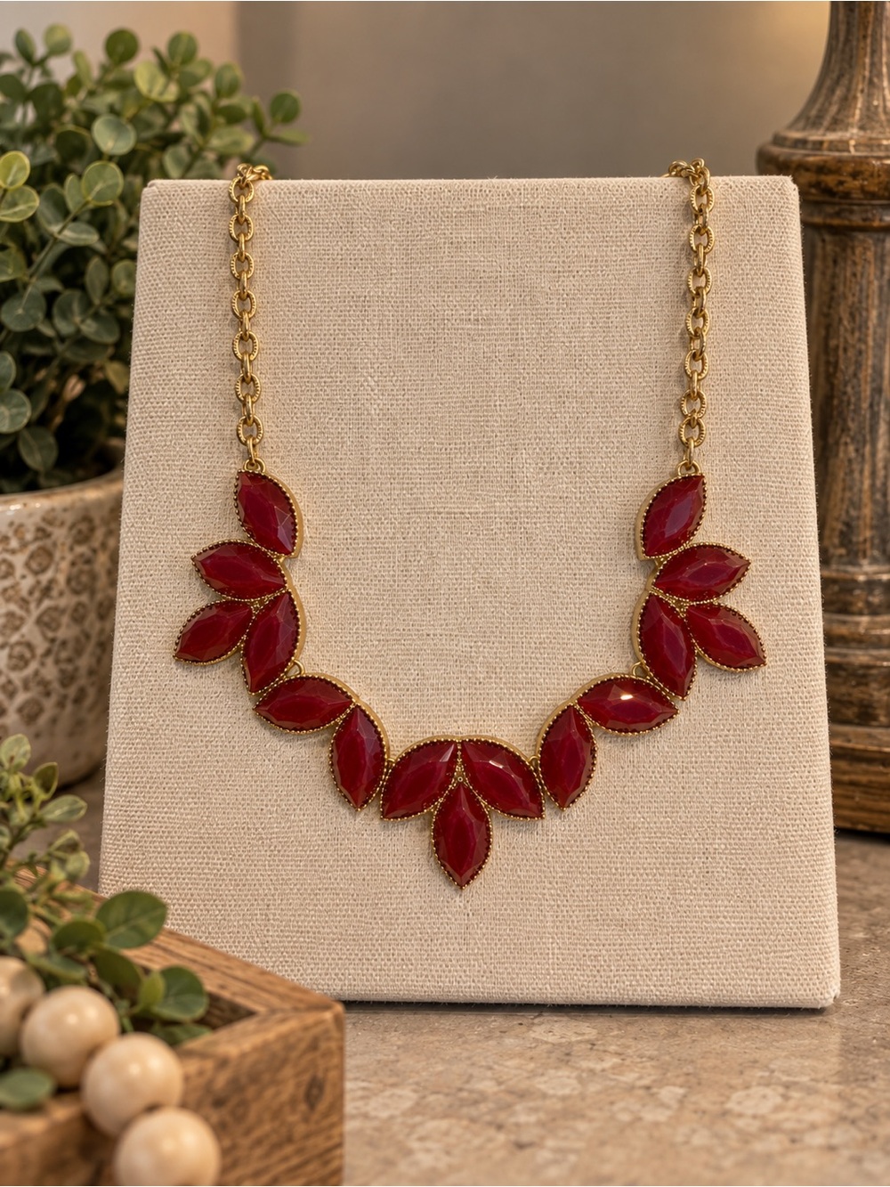 Red Faceted Statement Necklace. BN3po